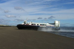 Ein Luftkissenboot fährt vom Wasser auf den Strand, Bild von "Klaus with K" 